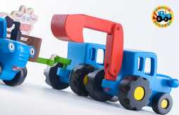 Малый синий трактор с прицепом ковшом и животными
